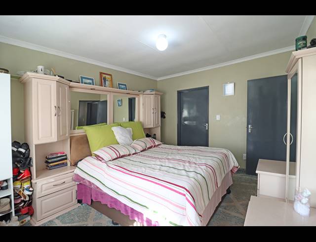 4 BEDROOM HOUSE FOR SALE IN COSMO CITY
